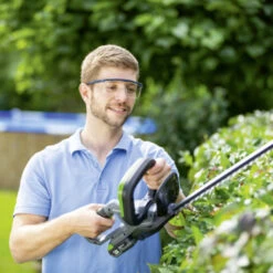 LUX 20V Heggenschaar + 2,0Ah Accu + Lader 18 LUX 20V Heggenschaar + 2,0Ah Accu + Lader -Tuin En Buiten 123 2668