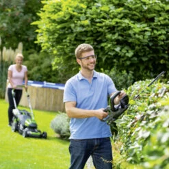 LUX 20V Heggenschaar + 2,0Ah Accu + Lader 19 LUX 20V Heggenschaar + 2,0Ah Accu + Lader -Tuin En Buiten 123 2669