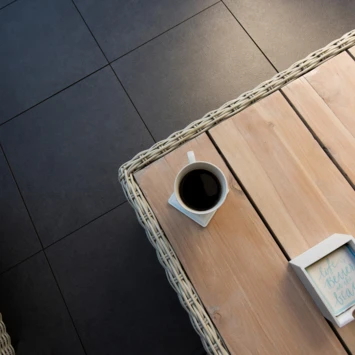 Keramische Terrastegel Kerastrada Betonlook Antraciet 60x60x2 Cm - 2 Tegels / 0,72 M2 5 Keramische Terrastegel Kerastrada Betonlook Antraciet 60x60x2 Cm - 2 Tegels / 0,72 M2 - Afbeelding 5